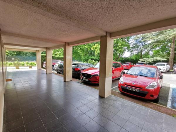 3/4 pièces au 6ème étage, avec asc., balcon-loggia ensoleillé et vue dégagée sur forêt