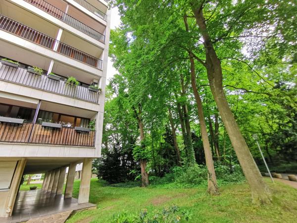 3/4 pièces au 6ème étage, avec asc., balcon-loggia ensoleillé et vue dégagée sur forêt