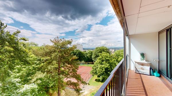 3/4 pièces au 6ème étage, avec asc., balcon-loggia ensoleillé et vue dégagée sur forêt