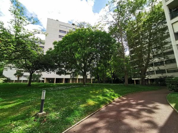 3/4 pièces au 6ème étage, avec asc., balcon-loggia ensoleillé et vue dégagée sur forêt