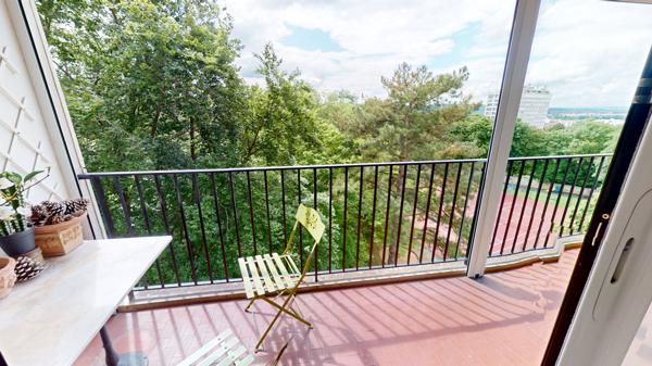 3/4 pièces au 6ème étage, avec asc., balcon-loggia ensoleillé et vue dégagée sur forêt