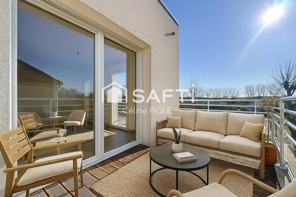 Appartement lumineux 3 pièces avec terrasse et 2 places de parking.