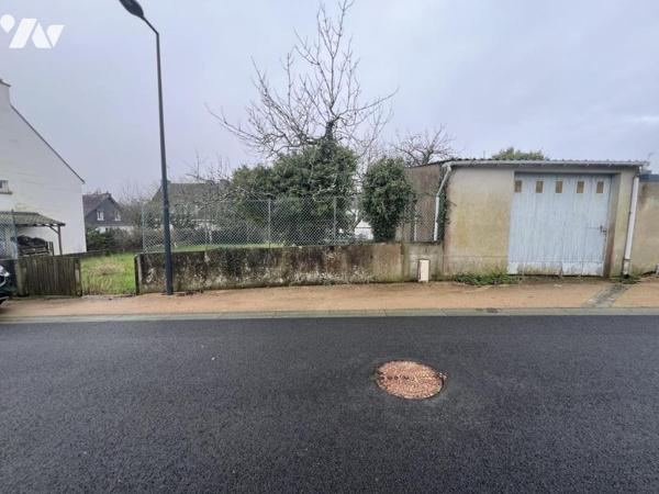 CAUDAN au centre beau terrain à bâtir non viabilisé avec garage d'une surface de 478 m² en zone Ub 