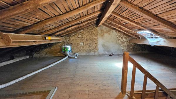 MAISON EN PIERRE 6P AVEC GRANGES ET JARDINS - CALME ET CAMPAGNE