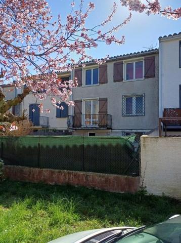 Maison avec jardin et grand garage