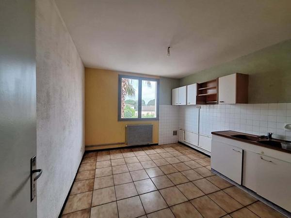 Maison avec jardin et grand garage