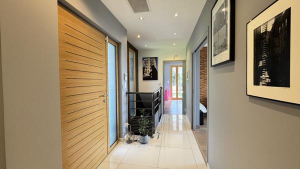 Saint-Priest-en-Jarez (42270) VILLA CONTEMPORAINE D’EXCEPTION – ENVIRONNEMENT PRIVILÉGIÉ