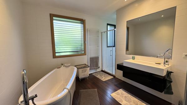 Saint-Priest-en-Jarez (42270) VILLA CONTEMPORAINE D’EXCEPTION – ENVIRONNEMENT PRIVILÉGIÉ