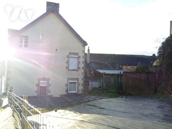 VILLAINES-LA-JUHEL (53), proche centre ville, maison d'habitation en pierres comprenant :
- Ve...