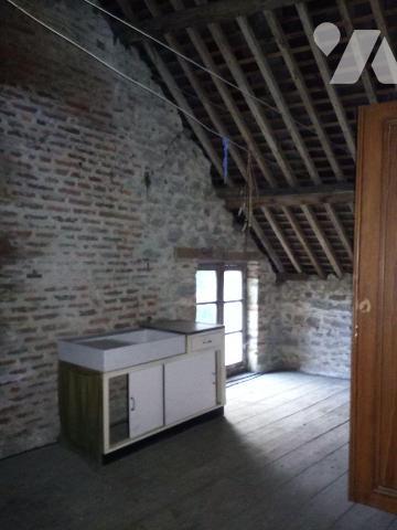 VILLAINES-LA-JUHEL (53), proche centre ville, maison d'habitation en pierres comprenant :
- Ve...