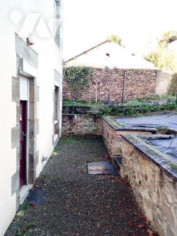 VILLAINES-LA-JUHEL (53), proche centre ville, maison d'habitation en pierres comprenant :
- Ve...