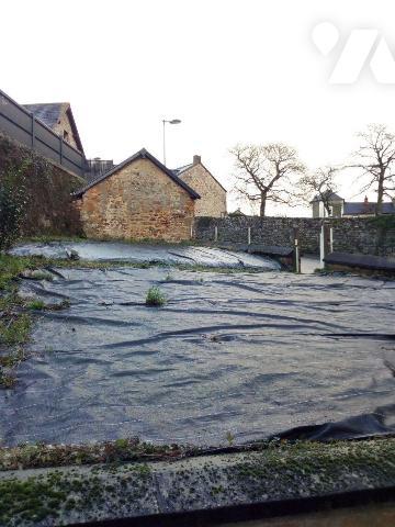 VILLAINES-LA-JUHEL (53), proche centre ville, maison d'habitation en pierres comprenant :
- Ve...