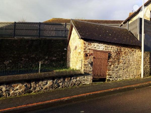 VILLAINES-LA-JUHEL (53), proche centre ville, maison d'habitation en pierres comprenant :
- Ve...