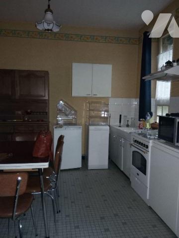 VILLAINES-LA-JUHEL (53), proche centre ville, maison d'habitation en pierres comprenant :
- Ve...