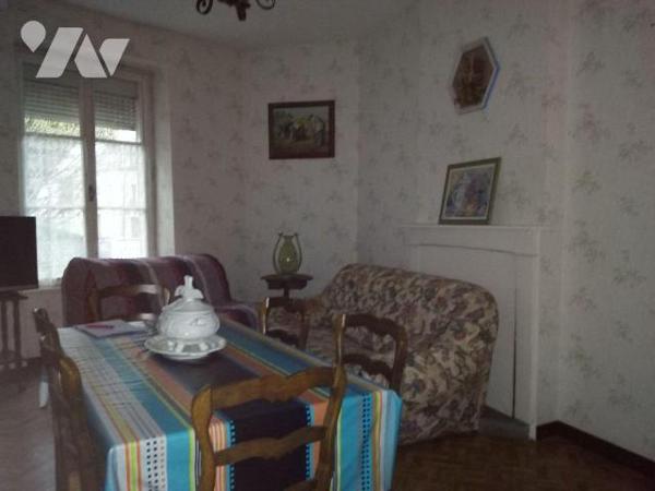 VILLAINES-LA-JUHEL (53), proche centre ville, maison d'habitation en pierres comprenant :
- Ve...