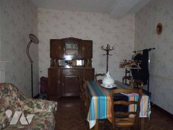 VILLAINES-LA-JUHEL (53), proche centre ville, maison d'habitation en pierres comprenant :
- Ve...