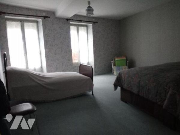 VILLAINES-LA-JUHEL (53), proche centre ville, maison d'habitation en pierres comprenant :
- Ve...