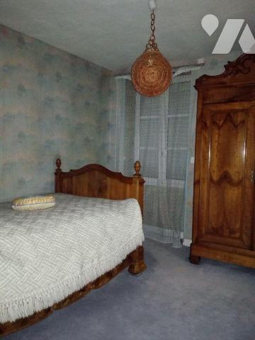 VILLAINES-LA-JUHEL (53), proche centre ville, maison d'habitation en pierres comprenant :
- Ve...