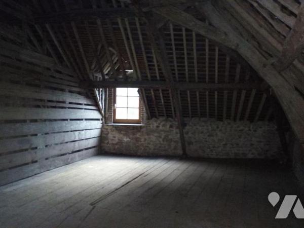 VILLAINES-LA-JUHEL (53), proche centre ville, maison d'habitation en pierres comprenant :
- Ve...