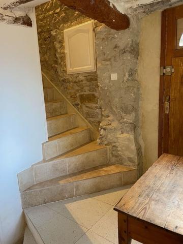 Faucon (84110) Charmante maison de village en pierres, entièrement restaurée – 67 m² – 2 chambres.