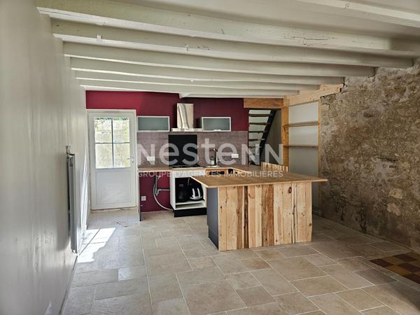 Charmante maison rénovée à louer dans le centre bourg de Loché-sur-Indrois, dans une rue calme
