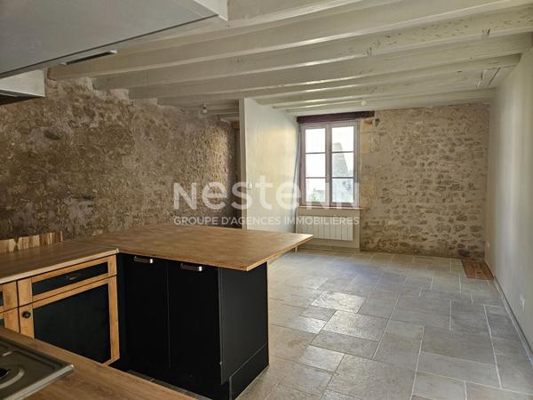 Charmante maison rénovée à louer dans le centre bourg de Loché-sur-Indrois, dans une rue calme
