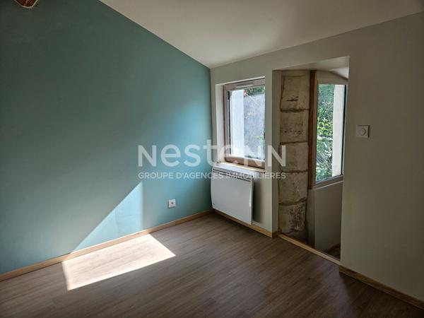 Charmante maison rénovée à louer dans le centre bourg de Loché-sur-Indrois, dans une rue calme