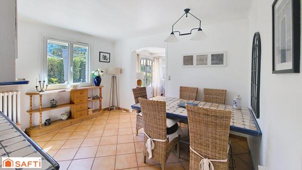 Maison de plain pied, centre du Beausset avec piscine