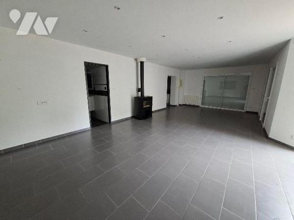 AU CALME - CADRE BOISE

Maison de plain pied comprenant double entrées, grande pièce de vie l...