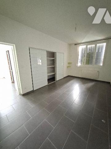 AU CALME - CADRE BOISE

Maison de plain pied comprenant double entrées, grande pièce de vie l...
