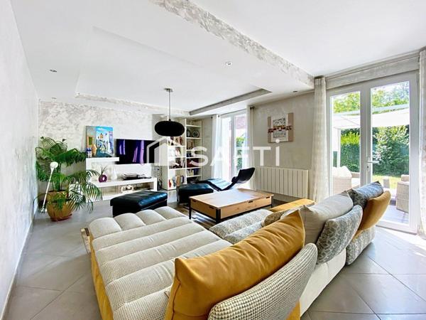 Maison familiale dans un cadre verdoyant prisé, à proximité des commodités !