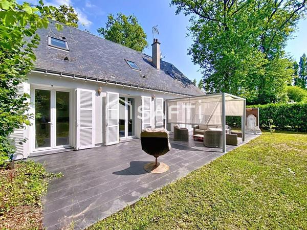 Maison familiale dans un cadre verdoyant prisé, à proximité des commodités !