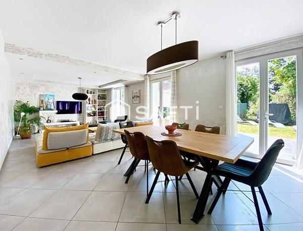 Maison familiale dans un cadre verdoyant prisé, à proximité des commodités !