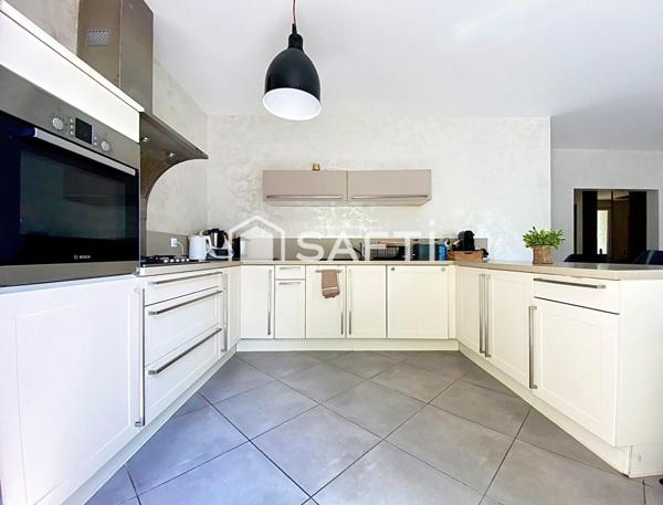 Maison familiale dans un cadre verdoyant prisé, à proximité des commodités !