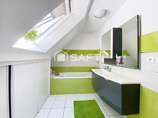 Maison familiale dans un cadre verdoyant prisé, à proximité des commodités !