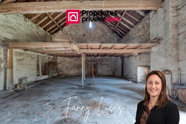 La maison bourgeoise à réhabiliter et sa grange en pierres