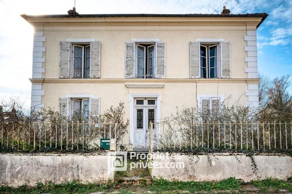 La maison bourgeoise à réhabiliter et sa grange en pierres