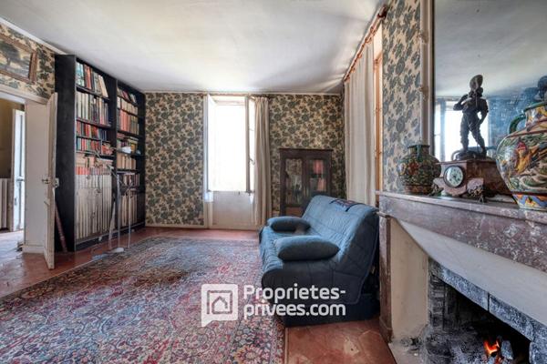 La maison bourgeoise à réhabiliter et sa grange en pierres