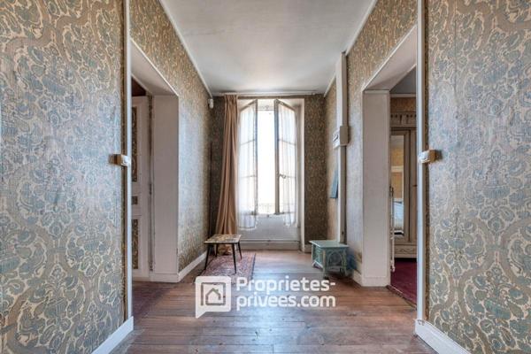 La maison bourgeoise à réhabiliter et sa grange en pierres