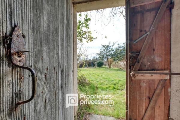 La maison bourgeoise à réhabiliter et sa grange en pierres