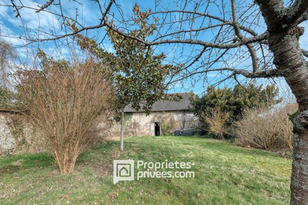La maison bourgeoise à réhabiliter et sa grange en pierres
