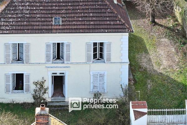 La maison bourgeoise à réhabiliter et sa grange en pierres