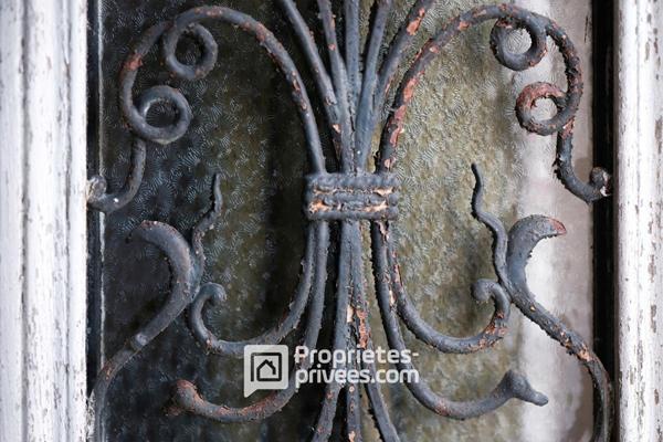 La maison bourgeoise à réhabiliter et sa grange en pierres