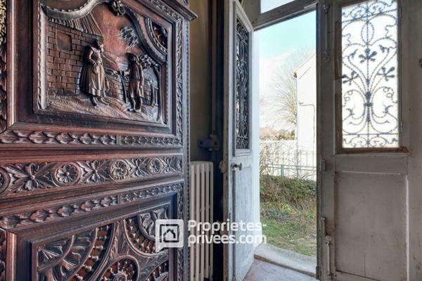 La maison bourgeoise à réhabiliter et sa grange en pierres