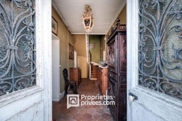 La maison bourgeoise à réhabiliter et sa grange en pierres