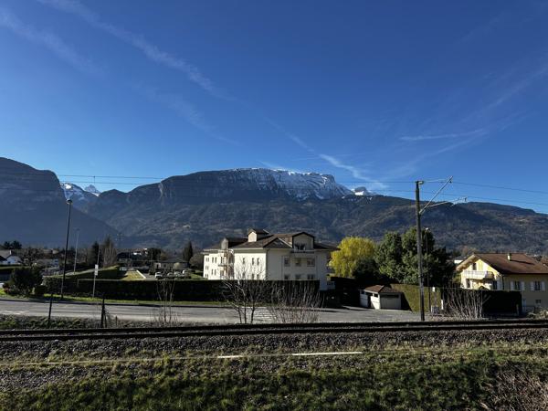 COUP DE CŒUR – Charmant T3 dans une ancienne ferme rénovée avec vue montagnes