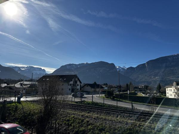 COUP DE CŒUR – Charmant T3 dans une ancienne ferme rénovée avec vue montagnes