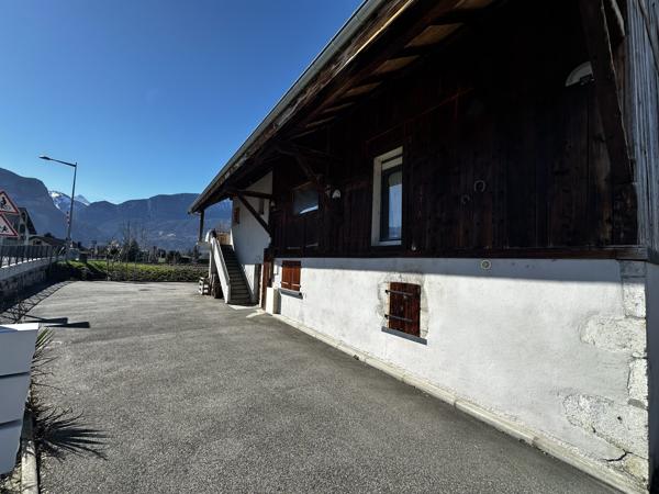 COUP DE CŒUR – Charmant T3 dans une ancienne ferme rénovée avec vue montagnes