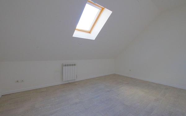 Immeuble à vendre    9 pièces • 200 m2 Roye