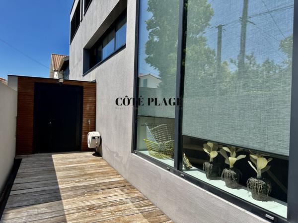 Vaux-sur-Mer (17640) Lignes épurées et horizon bleu – Villa moderne à deux pas des plages au prix de vente 997 500.00 € HAI